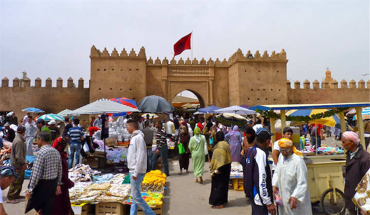 النيابة العامة تقرر سجن 4 باعة متجولين بتهمة الاعتداء على مخازني بوجدة