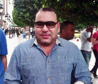صور الملك في تونس متحررا من البروتوكول تلهب من جديد الفايسبوك
