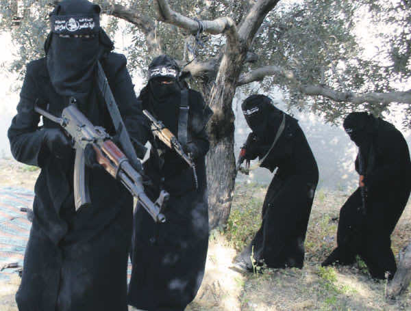 38 أرملة مغربية وأطفالهن في مخيم "روج" والمجاطي أسيرة في مكان مجهول