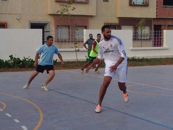 صورة : بدر هاري يلعب كرة القدم بأحد أحياء المغرب 