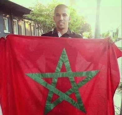 فيغولي نجم المنتخب الجزائري يحيي المغاربة بطريقته الخاصة