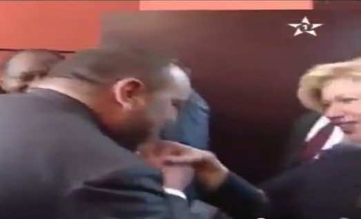 من هي السيدة التي قبل الملك محمد السادس يدها ؟
