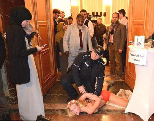 نساء "فيمن" يقتحمن مؤتمرا إسلاميا بألمانيا