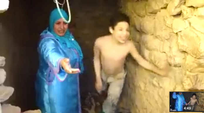 فيديو مؤثر لطفل معاق يعيش مكبلا في جحر لمدة 7 سنوات بتاوريرت  