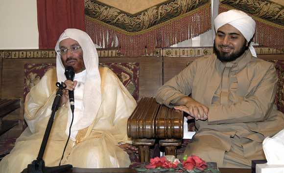 رجل دين سعودي يفتي بتحريم مراجعة النساء للاطباء دون محرم