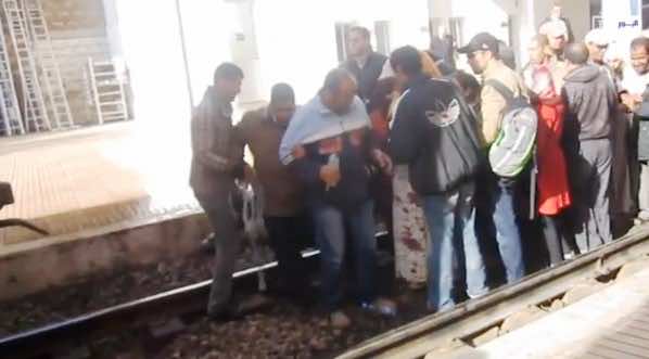 بالفيديو:مكفوفون يحتجون على سكة القطار بمحطة الرباط