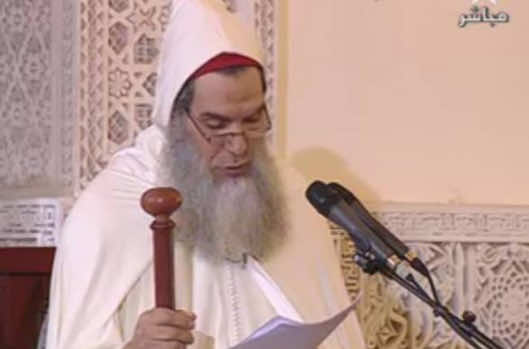 الملك يصلي  خلف سلفي كان محكوما بثلاثين سنة 