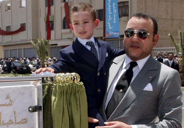 الملك يهدي  أول سيارة للأمير مولاي الحسن  