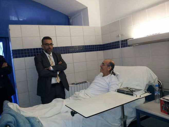 الملك  يتكفل بمصاريف علاج الفنان الأمازيغي عبد العزيز الشامخ