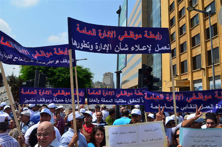  المطالب المعيشية تدفع موظفي القطاع العام في لبنان للإضراب والاعتصام