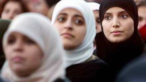 البيجيدي يطالب بمتابعة مرتكبي جرائم "الإسلاموفوبيا" ضد مغاربة فرنسا