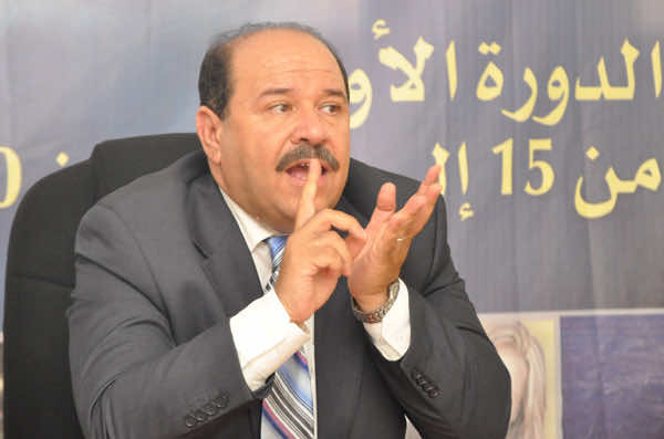 مغاربة العالم يرفعون شعار "ارحل" في وجه رئيس مجلس الجالية