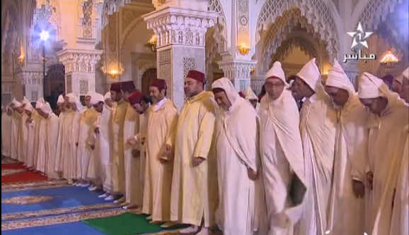 لهذا السبب قام بنكيران مسرعا بعد الصلاة إلى جانب الملك