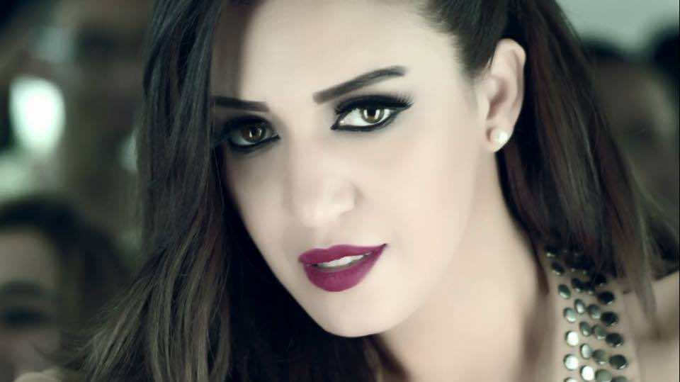 أسماء لمنور تحصل على طائرة في عيد ميلادها-صور