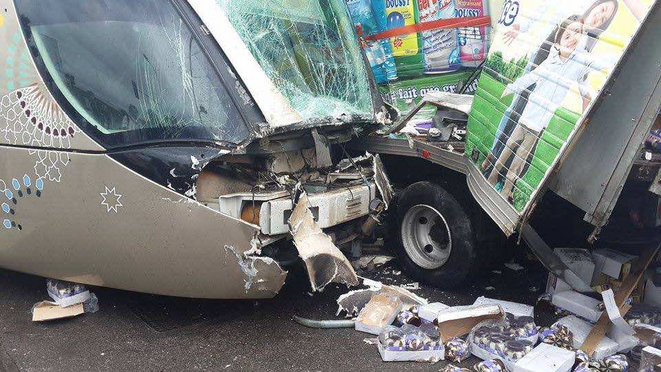 سيارة تصطدم بترامواي الرباط 