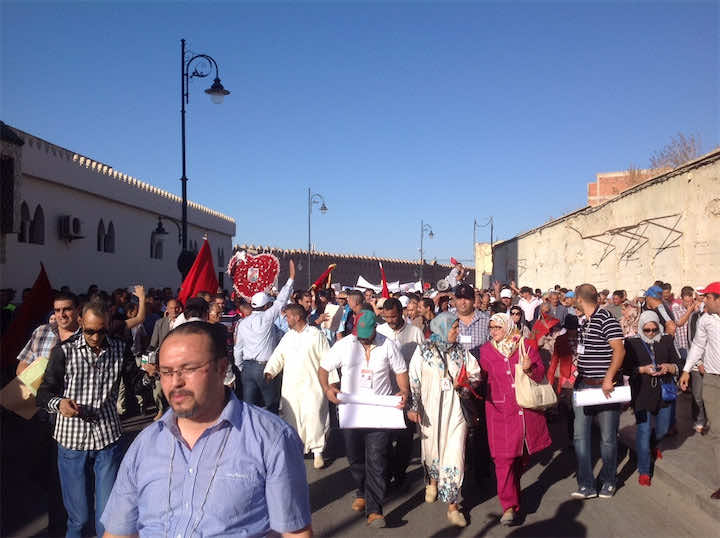 الآلاف يتظاهرون أمام القنصلية الجزائرية بوجدة ضد استهداف المغاربة 