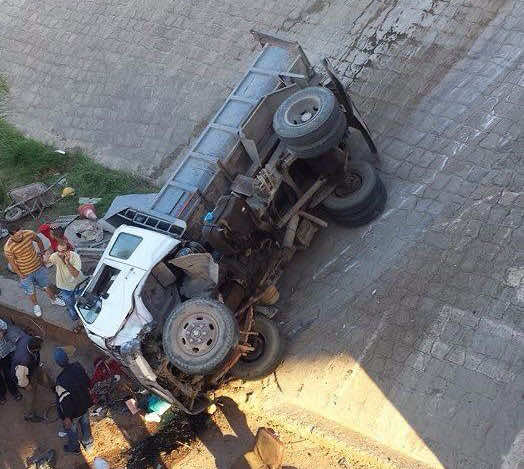 صور: حادثة سير خطيرة بتمارة نتيجة انقلاب شاحنة