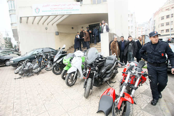 اعتقال سيدة وشريكها يزوران بوليصات تأمين الدراجات النارية