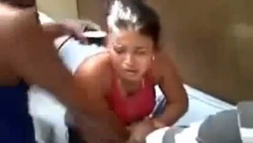 رجل يحلق شعر زوجته الخائنة أمام أصدقائه