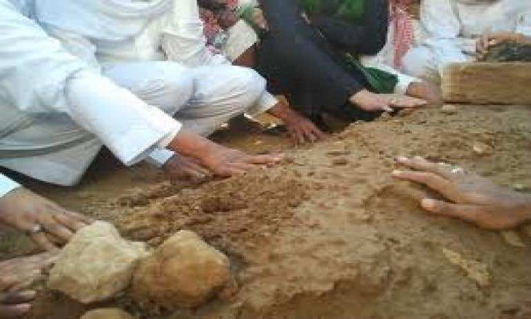 بعد 6 ساعات من دفنه.. يخرج من القبر ويبلغ عن قاتله