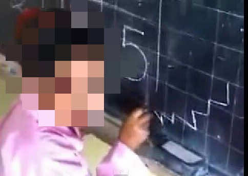  مطالب بفصل معلم سخر من تلميذته والوزارة تفتح تحقيقا 
