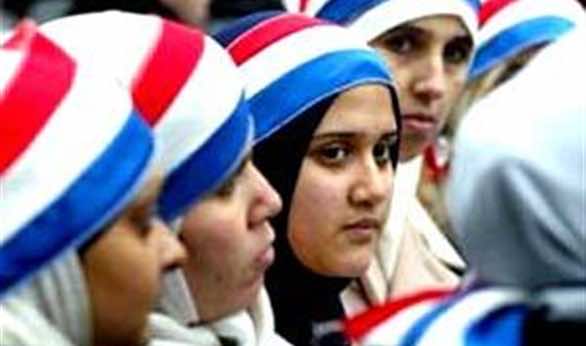 سياسية فرنسية: كل امرأة بالغة لها الحق في ارتداء الحجاب !