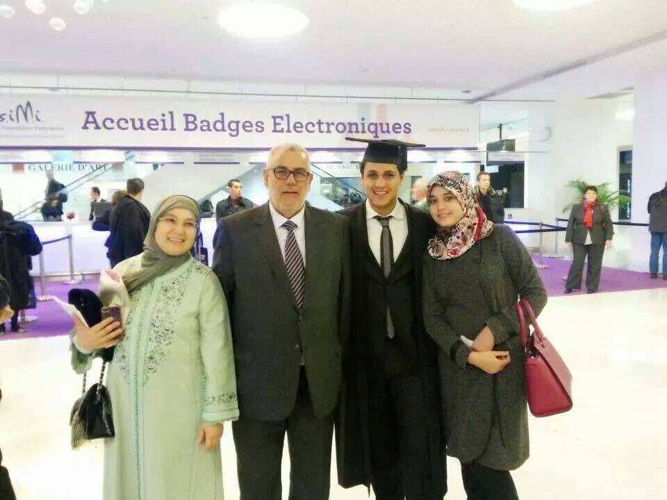 ابن كيران وزوجته في باريس لحضور حفل تخرج ابنهما
