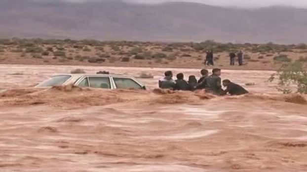 مواطنون يستغيثون بعد ان حاصرتهم السيول بنواحي  بوعرفة