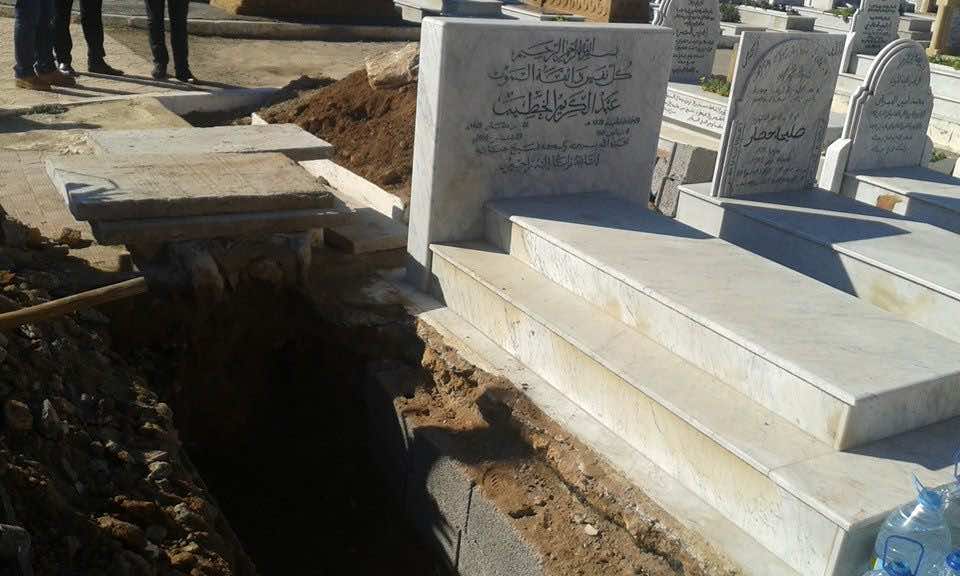 باها يجاور الخطيب في مقبرة الشهداء
