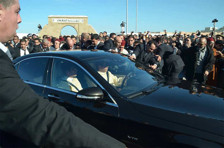 فيديو: مولاي رشيد يسوق سيارته بنفسه في جنازة باها 