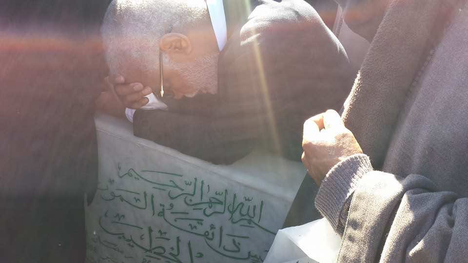 يتيم يبكي باها فوق قبر الخطيب