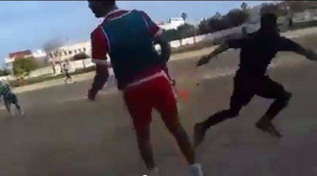 بالفيديو .. لاعب يعتدي على حكم في دوري الهواة 
