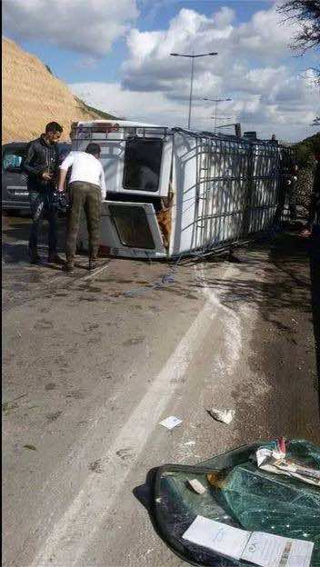 خطير بالفيديو والصور .. انقلاب سيارة تقل جماهير الرجاء