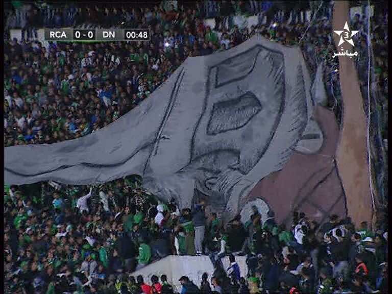 بالصور والفيديو ... تيفو جماهير الرجاء يخلق الحدث في مباراة الشياطين