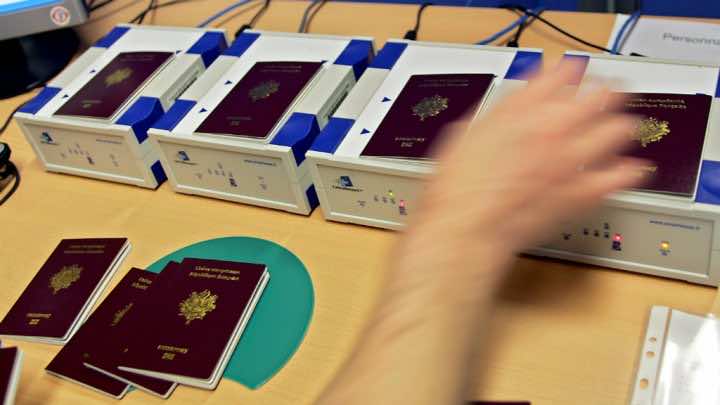 فرنسا تسحب جوازات السفر من 6 فرنسيين كانوا يعتزمون التوجه لسوريا