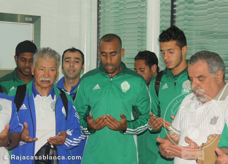 جماهير الرجاء تُعزي العسكري بمطار ديربان – صورة