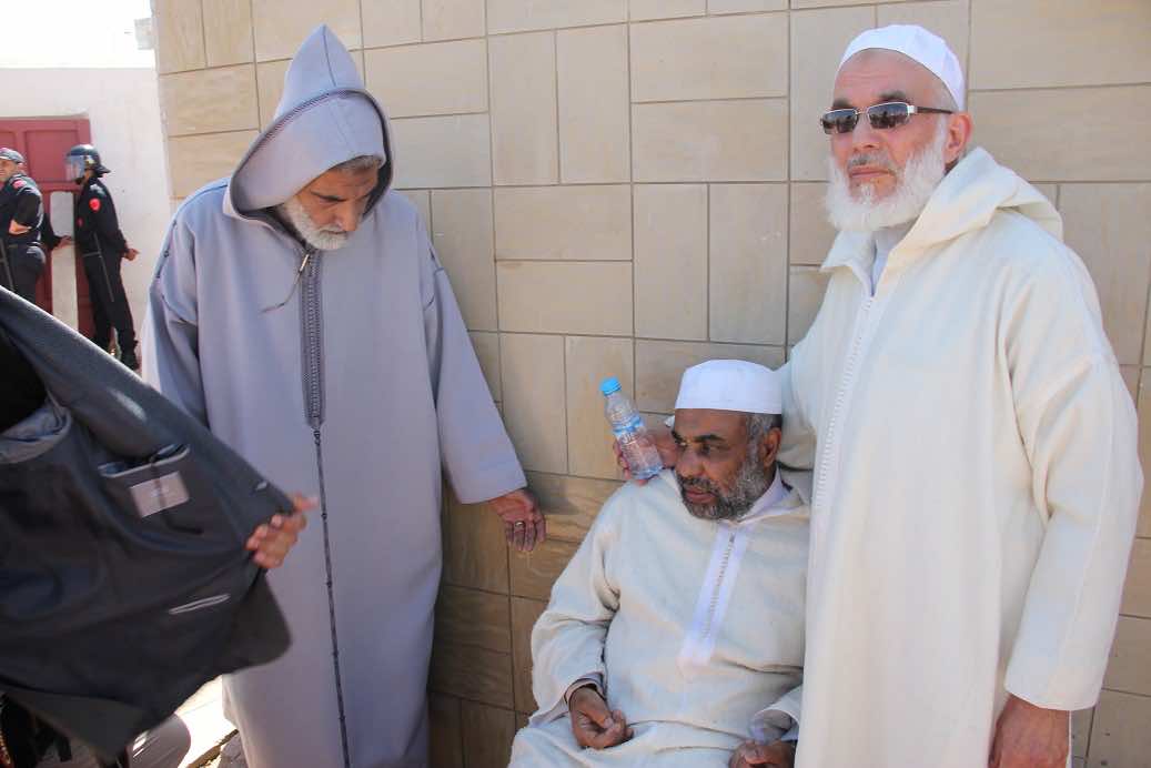 العبادي: انتظرنا من المسؤولين العزاء فإذا بهم يمنعون القبور عنا-فيديو