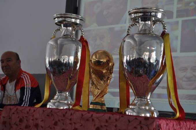 بالصور ... الناظور تحتفي بكأسي العالم وأوروبا وحاملهما دل بوسكي