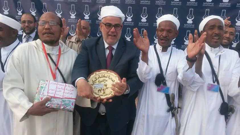 صور:بعد أحواش بنكيران يؤدي رقصة "الركبة" في الراشيدية