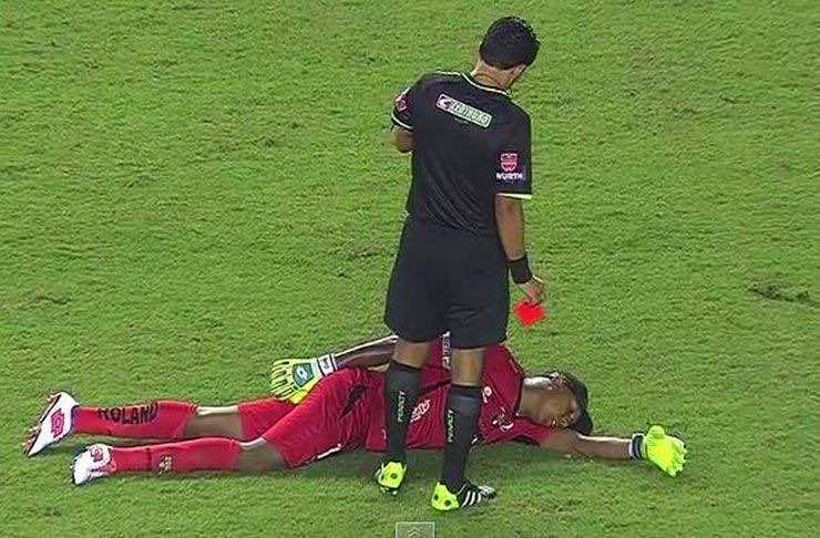 حارس برشلونة يدعي "الموت" ليتجنب الطرد – فيديو