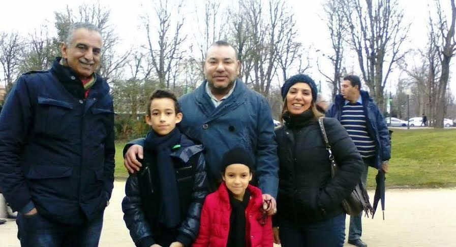 الملك وعائلته يلتقطون صورة تذكارية مع تونسيين