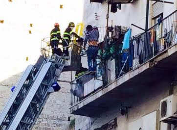 مغربي يعلق على قضبان حديدية بعد سقوطه من سطح عمارة بإيطاليا-صور