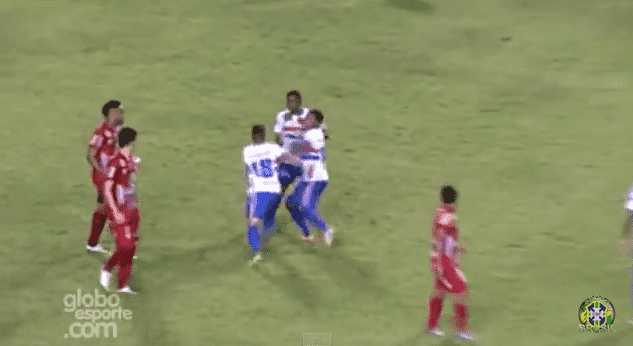 الحكم يوجه الضربة القاضية للاعبين تبادلا اللكمات -فيديو