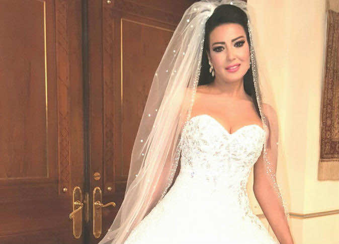 سمية الخشاب تدخل موسوعة غينيس بارتداء أغلى فستان زفاف في العالم -صور