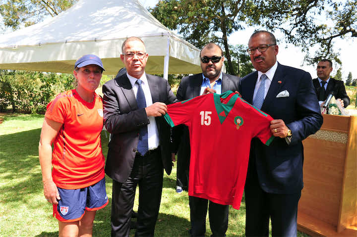 السفير الأمريكي يزور المنتخب النسوي ويحمل القميص الوطني- صور