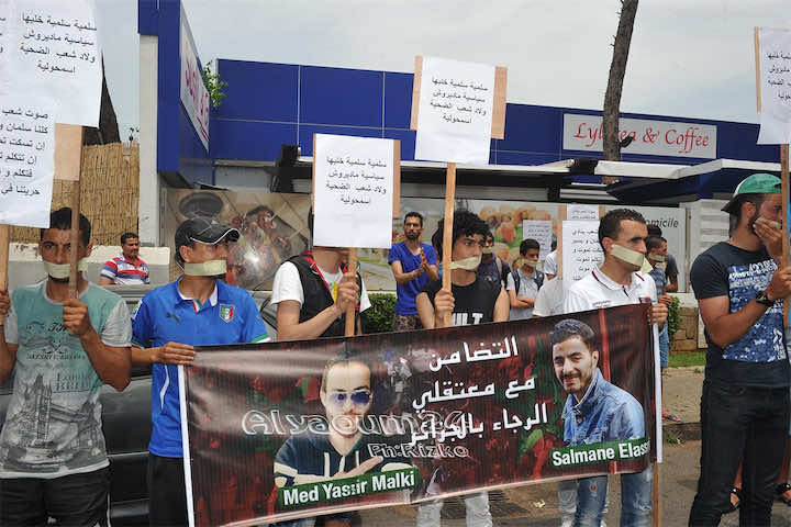 وقفة أمام قنصلية الجزائر بالبيضاء احتجاجا على محاكمة مشجعين رجاويين