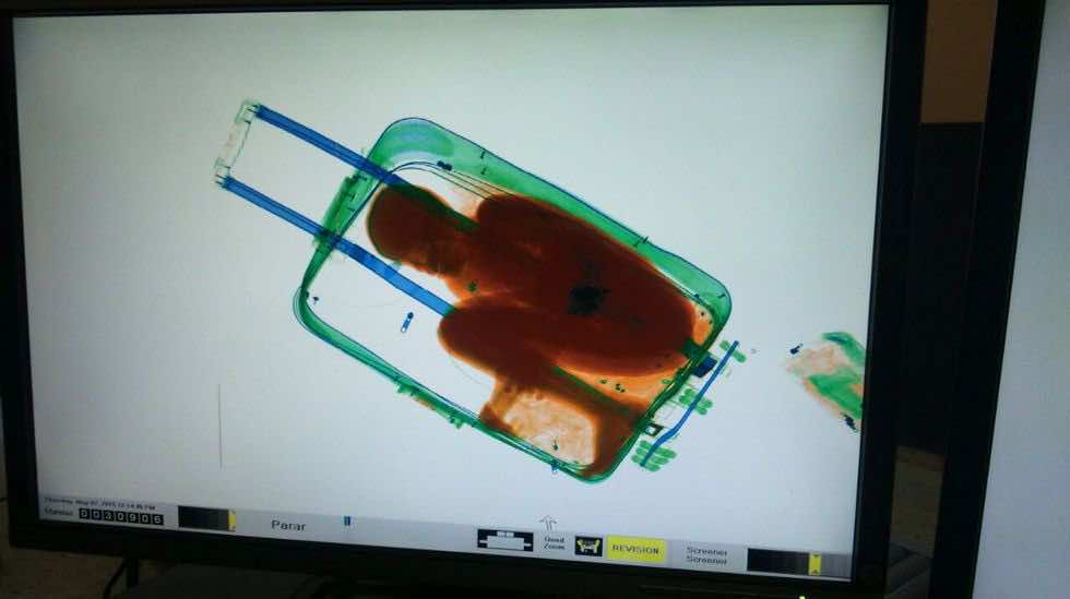 إرشاء شرطي بـ10 آلاف درهم لتهريب شخص في شاحنة في طنجة