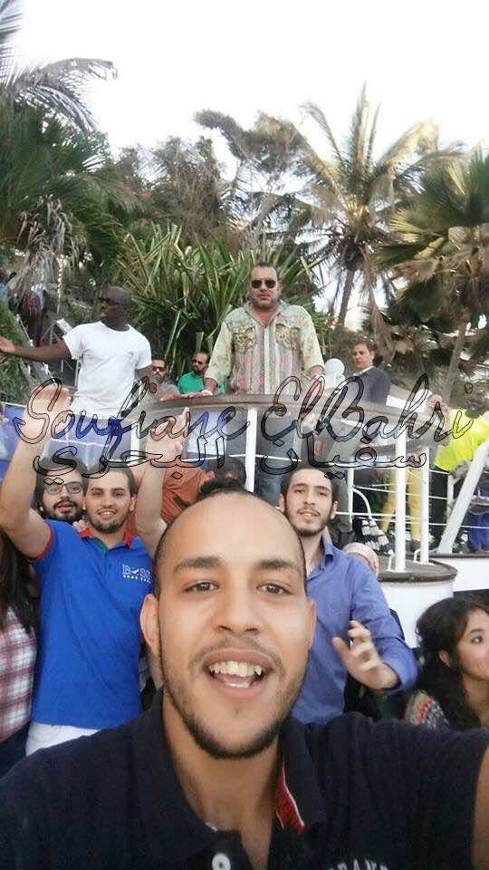 محمد السادس في "سيلفي" بمطعم لاكون بدكار