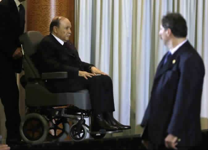 بوتفليقة من فراش مرضه يعد الجزائريين بمراجعة الدستور قريبا