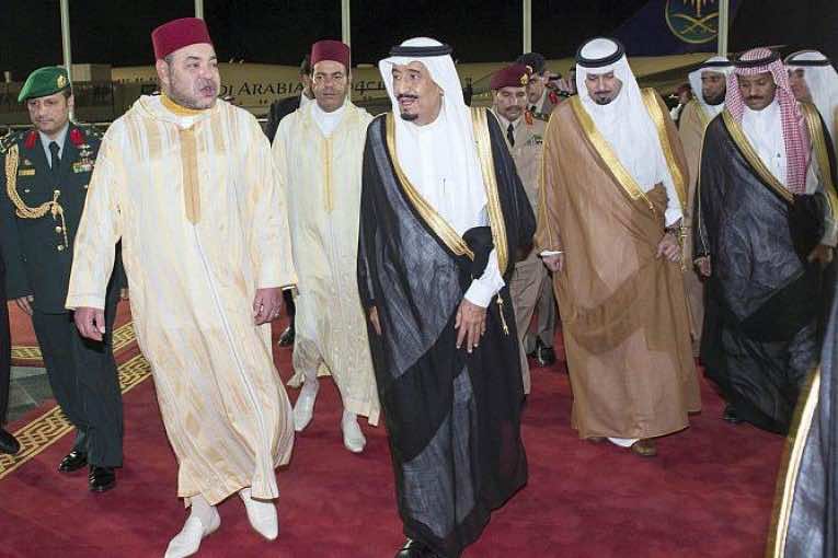 الملك سلمان يقيل رئيس البروتوكول لصفعه مصورا خلال استقباله لمحمد 6